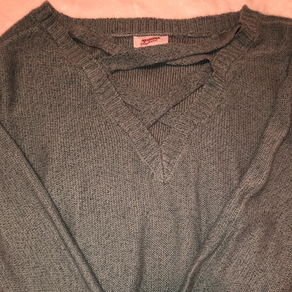 Long sleeve sweater.